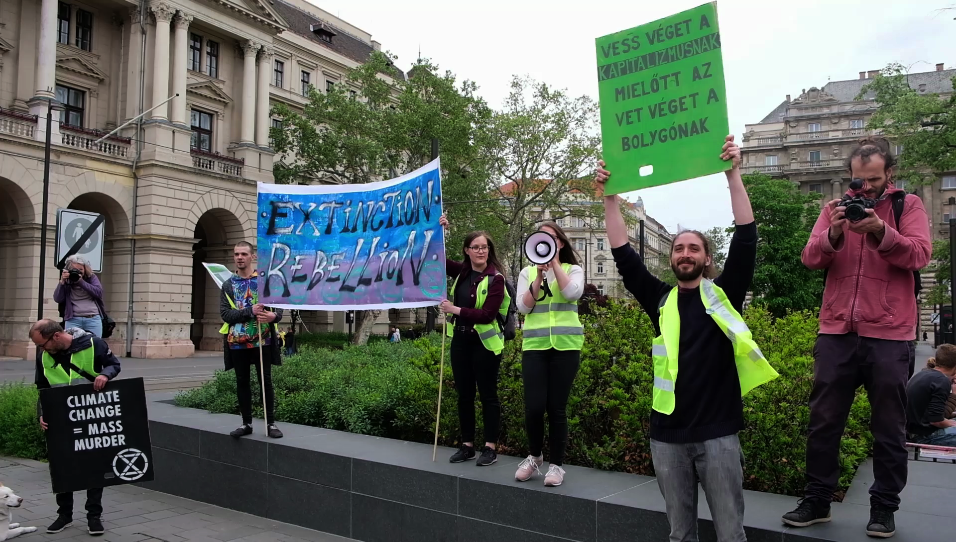 Környezetvédelmi tüntetés a Kossuth Lajos téren. A táblán a felirat: "Vess véget a kapitalizmusnak mielőtt az véget vet a bolygónak"